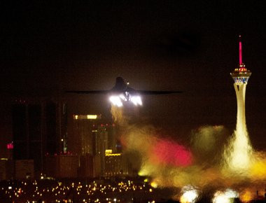 «Μεγαλοπρεπής» απογείωση B-1B Lancer με φόντο το Λας Βέγκας (βίντεο)